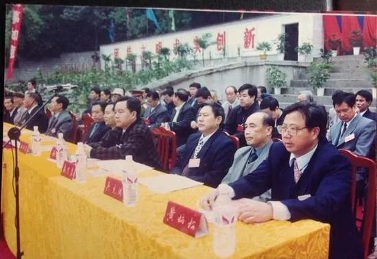 　　▷当年新晃一中校长黄炳松（右一）