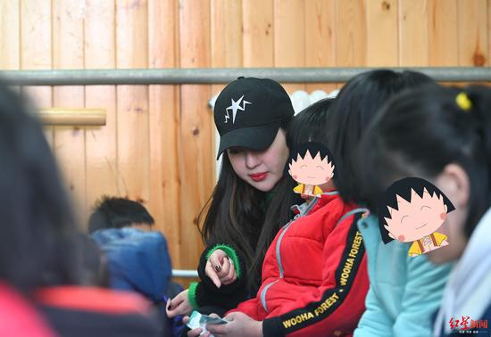  ↑郭美美参与北京一个儿童公益机构活动