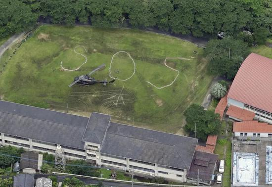  这是7月5日在日本熊本县八代市拍摄到的地面上的求救信号。&nbsp;新华社/共同社