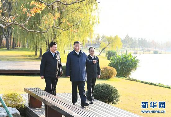 2020年11月12日至13日，中共中央总书记、国家主席、中央军委主席习近平在江苏考察。这是13日下午，习近平在扬州市运河三湾生态文化公园考察，了解运河生态环境保护修复情况。新华社记者 谢环驰 摄