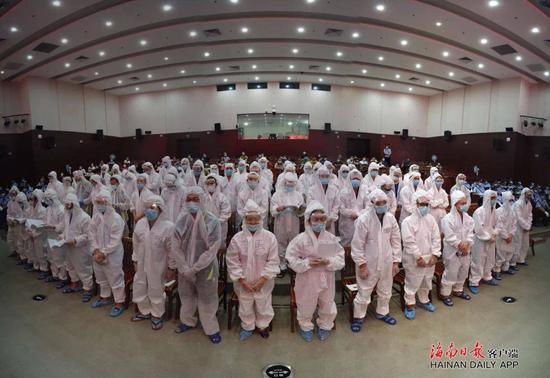  （图说：陈先福等70人涉黑案庭审现场 来源：海南日报）