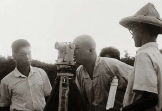 　·星云大师（中）在佛光山勘察地形。