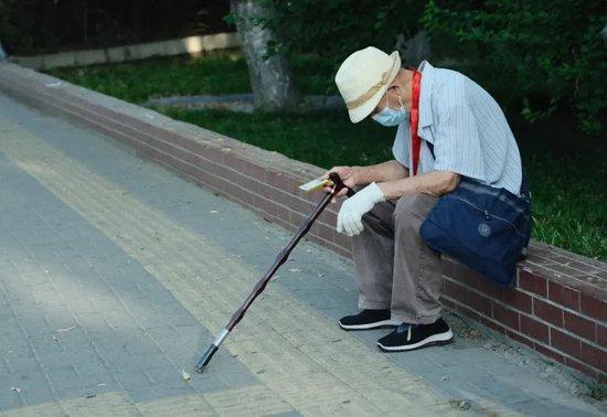 2023年7月1日，北京，马路边一位休息的老人。