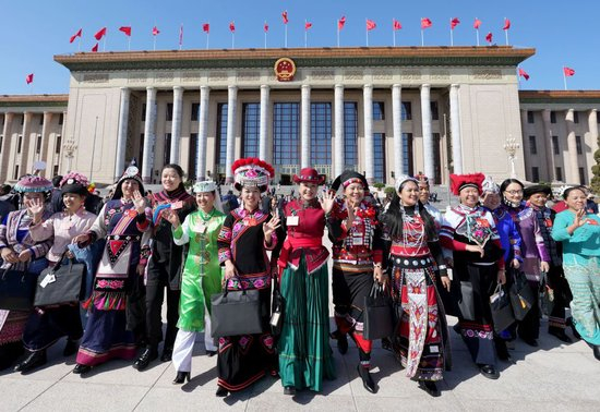 2024年3月8日，十四届全国人大二次会议第二次全体会议结束后，女代表在北京人民大会堂前合影留念。新华社记者王毓国摄