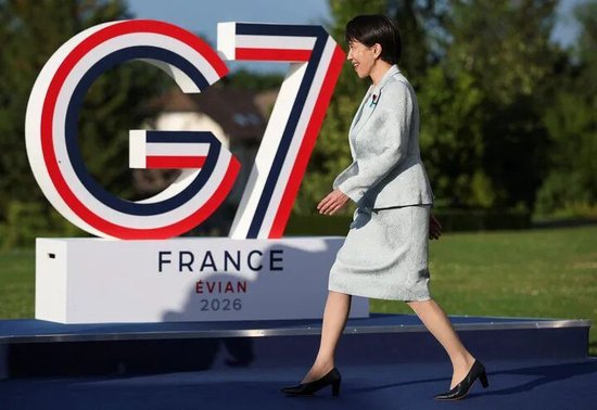 　高市早苗在埃维昂莱班G7峰会现场图：参考消息