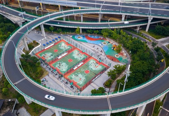  7月27日，市民在淮安市淮阴区西坝立体桥下的西坝体育公园健身运动（无人机照片）。新华社发（贺敬华摄）