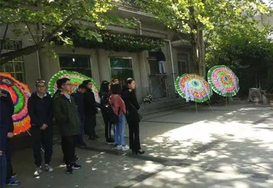 ▷陶崇园遗体7日火化，亲友在殡仪馆告别