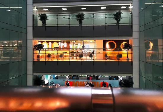 　　在搬离理想国际大厦的最后一个周五， ofo办公室灯火通明，但是已经没什么人，而楼下一层的其他公司办公区仍然人头攒动。摄影/张珺