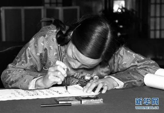 出席第一届全国人民代表大会第一次会议的人大代表申纪兰在报到（1954年9月摄）。&nbsp;