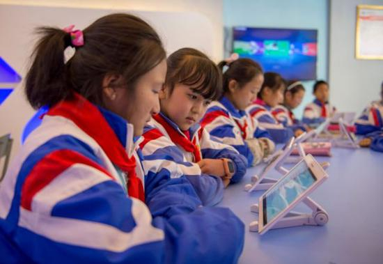 西藏昌都市实验小学学生在未来教室上课。新华社记者 旦增尼玛曲珠 摄