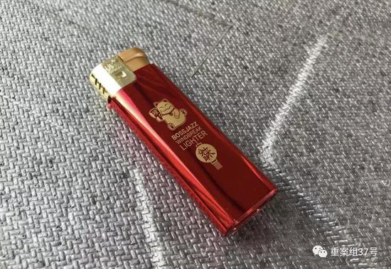  ▲宏宏的打火机上印着一只猫，还有“八方来财”四个字。新京报记者 祖一飞 摄