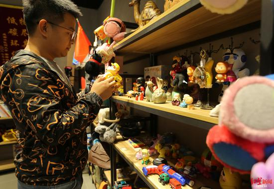  ↑在回收箱内淘来的闲置玩具。