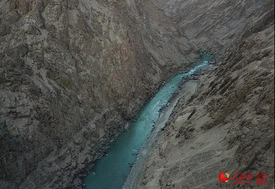 图为庞纳子大桥两侧。六工区指挥部供图