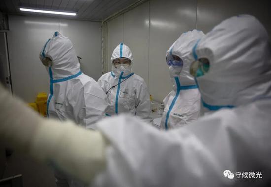 　　2月21日，武汉火神山医院感染八科护士站，值班护士们讨论如何优化工作流程。中青报·中青网记者李峥苨/摄