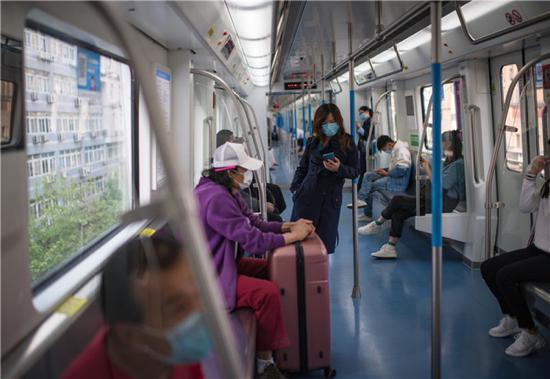  4月16日，武汉市民保持距离乘坐轨道交通一号线列车。新华社记者 肖艺九 摄