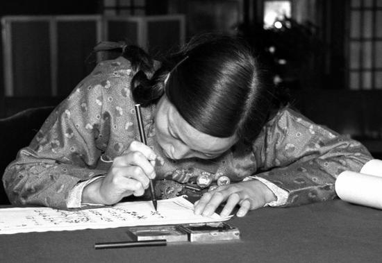 1954年9月，出席第一届全国人民代表大会第一次会议的全国人大代表申纪兰在报到。 新华社发