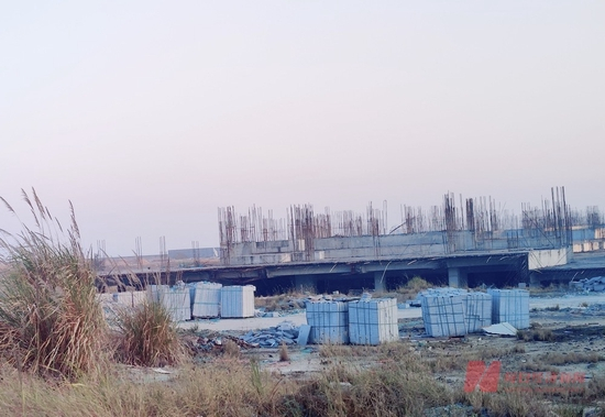 现场随处可见的钢筋和杂草 每经记者 陈荣浩 摄