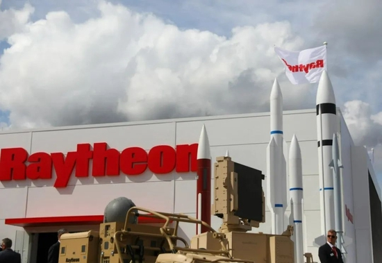 　·美国雷神公司在军火展上的展台。2023年2月，该公司被中国制裁。