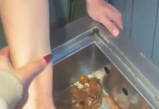 更有女顾客直接“上手”网传视频截图