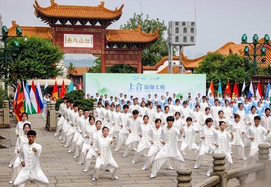  △2021年6月2日，湖北大学的学生们为参加上海合作组织民间友好论坛的部分驻华使节及嘉宾进行太极拳表演。