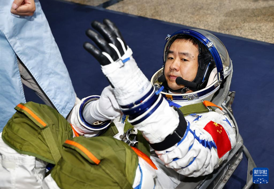 神舟二十号航天员陈冬在进行舱内压力服检测（2024年8月20日摄）。新华社发（徐部 摄）