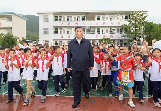 　　2020年9月16日，在湖南郴州市汝城县文明瑶族乡第一片小学，师生们簇拥着习近平总书记步出校园。新华社记者 李学仁 摄