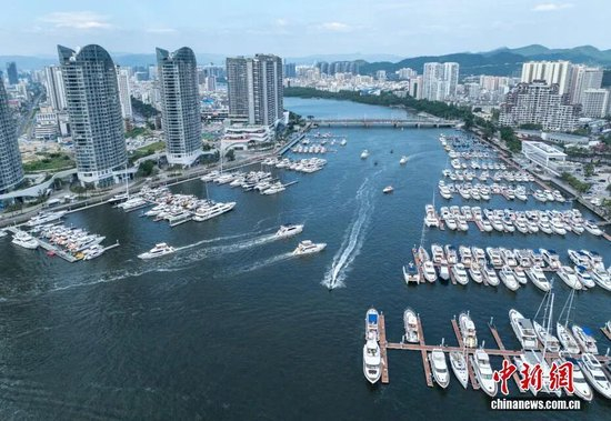 资料图：2025年11月14日，三亚中央商务区。记者 骆云飞 摄