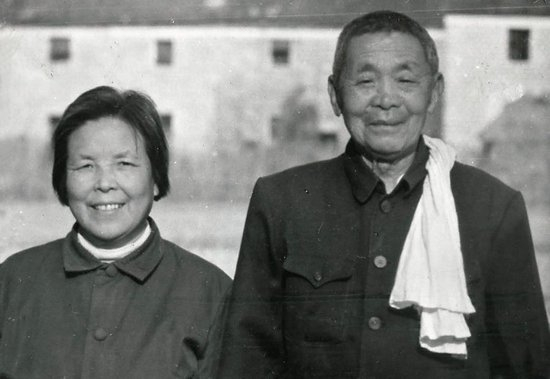 甘祖昌（右）、龚全珍夫妇（资料照片）。新华社发