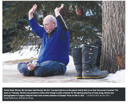 瑞陶尔2011年2月在卡加利奧林匹克广场习练法轮功的照片（Postmedia网站）。