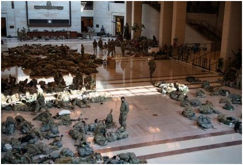 在国会大厦席地而卧的国民警卫队