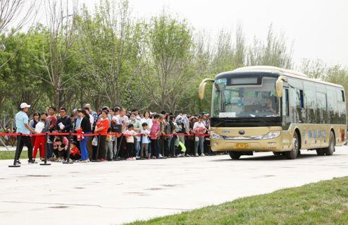 结束园区访问的市民在接待工作人员的有序疏导下等待摆渡车的到来。王永康摄