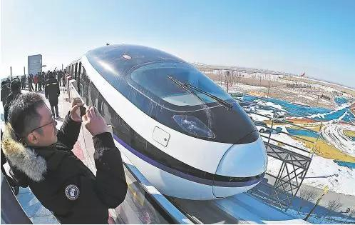 2018年1月10日，比亚迪和华为公司在宁夏银川市联合发布我国首个拥有完全自主知识产权的“云轨”无人驾驶系统。（资料图片）