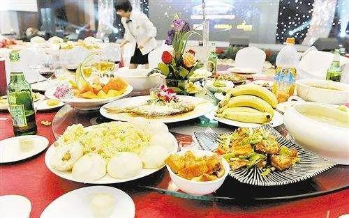 中国餐饮浪费现象触目惊心（图源：网络）