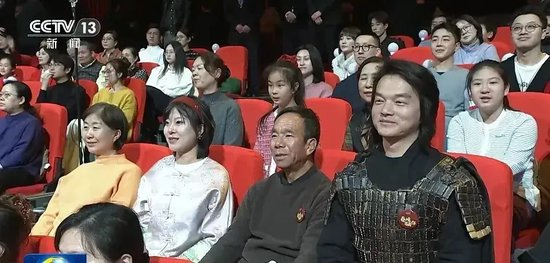 　前排右二为安三山