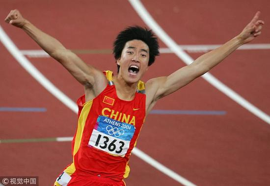刘翔在雅典奥运会上夺得男子110米栏冠军。文|李依蔓&nbsp; 图 | 视觉中国