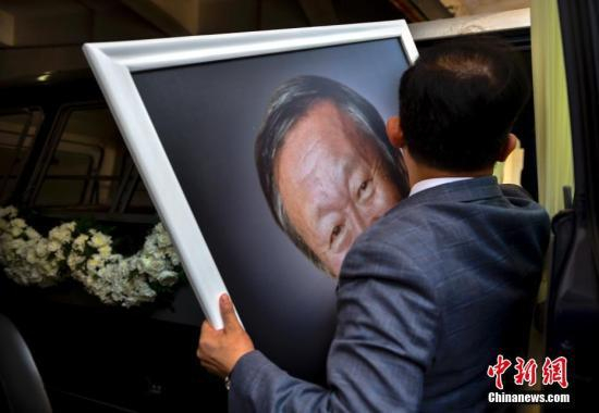 　　10月8日上午，被誉为“光纤通讯之父”的诺贝尔物理学奖得主、香港中文大学前校长高锟告别仪式在香港殡仪馆举行。图为告别仪式结束后高锟的遗像被送上灵车。中新社记者 张炜 摄
