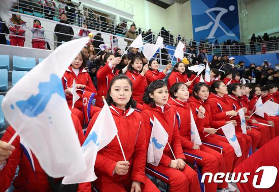 平昌冬奥会上，举统一旗的朝鲜拉拉队。（News 1）