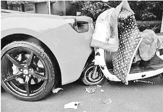 女大学生骑电动车追尾违停法拉利。