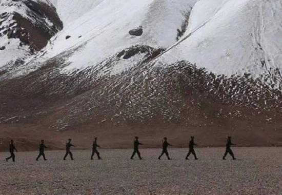 （资料图片：在中印边境巡逻的中国边防士兵。来源：新华社）