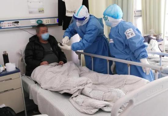 援鄂期间，陶炯和其他医护人员向患者推介音乐疗法。图源中山三院。