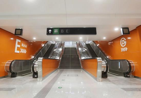 　　双井站将于今年年底实现全功能换乘，D出入口即将启用，同时在东三环路的东侧还新开了一个E出入口。摄影/新京报记者 王贵彬