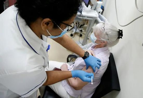 2020年12月27日，阿联酋迪拜，一名妇女接种新冠疫苗。图|澎湃影像