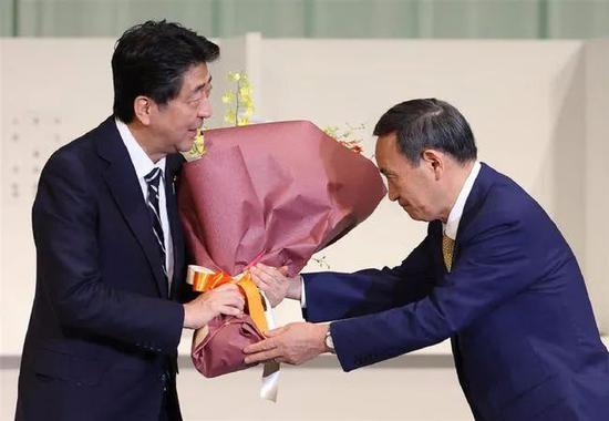安倍晋三和菅义伟