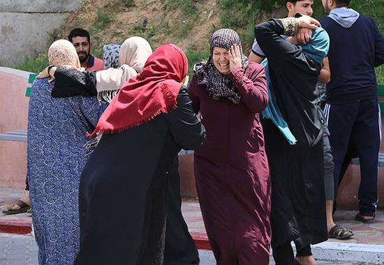 　　当地时间2021年5月12日，加沙地带拜特拉希，以色列战机在当地进行了一系列空袭。空袭遇难者家属在医院外。