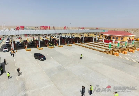 　图为汽车在G315线民丰至洛浦段公路行驶。许晓龙摄