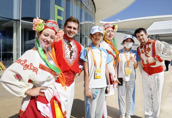 △6月15日，来自白俄罗斯的演员在表演结束后与志愿者合影。当日，上海合作组织产业链供应链论坛暨2023上合国际投资贸易博览会在青岛开幕。