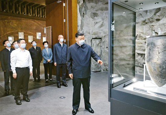  2023年6月2日，中共中央总书记、国家主席、中央军委主席习近平在北京出席文化传承发展座谈会并发表重要讲话。这是座谈会前，习近平2日下午在中国历史研究院考察。 新华社记者 鞠鹏/摄