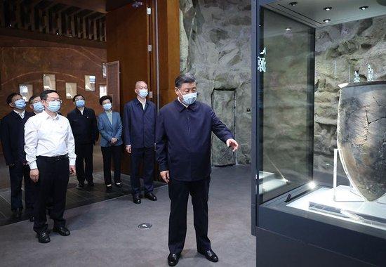 2023年6月2日,习近平总书记在中国历史研究院考察。新华社记者 鞠鹏 摄