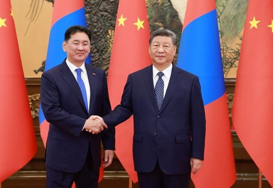 9月2日上午，国家主席习近平在北京人民大会堂会见来华出席2025年上海合作组织峰会和纪念中国人民抗日战争暨世界反法西斯战争胜利80周年活动的蒙古国总统呼日勒苏赫。新华社记者 丁海涛 摄