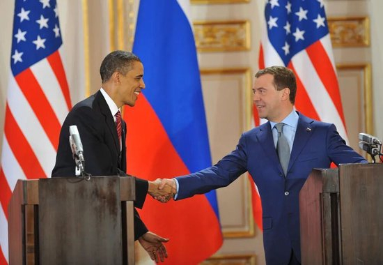 这张拍摄于2010年4月8日的资料照片显示，时任美国总统奥巴马（左）和时任俄罗斯总统梅德韦杰夫在捷克首都布拉格签署新核裁军条约后出席新闻发布会时握手。 新华社记者武巍摄